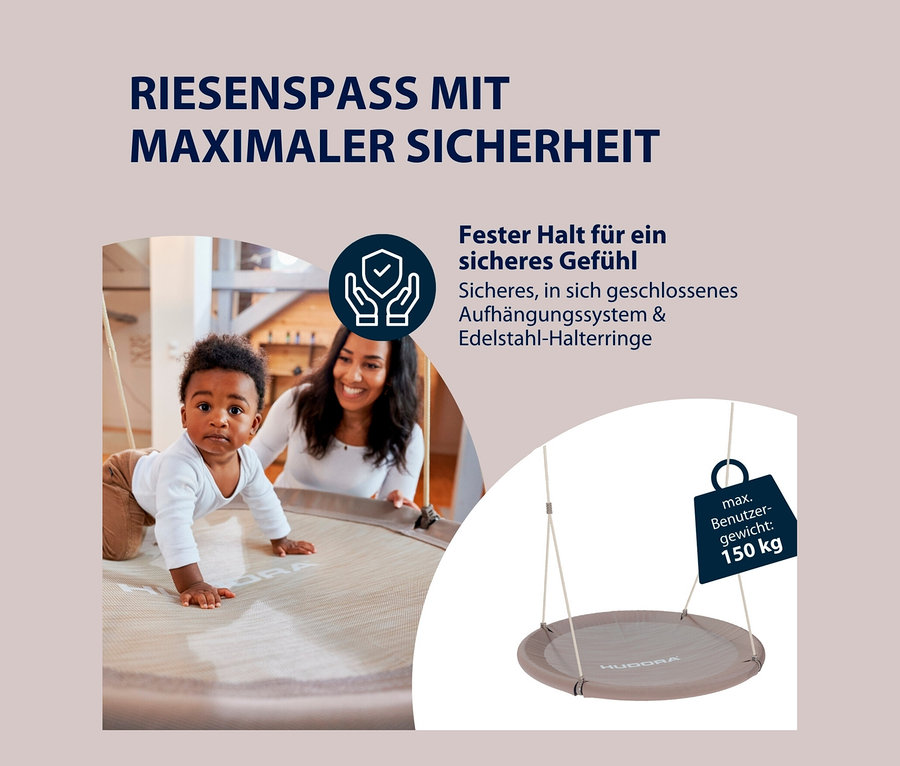 Ein Kind krabbelt auf einer beigen HUDORA Nestschaukel »Lounge«, während eine Frau es anlächelt.
