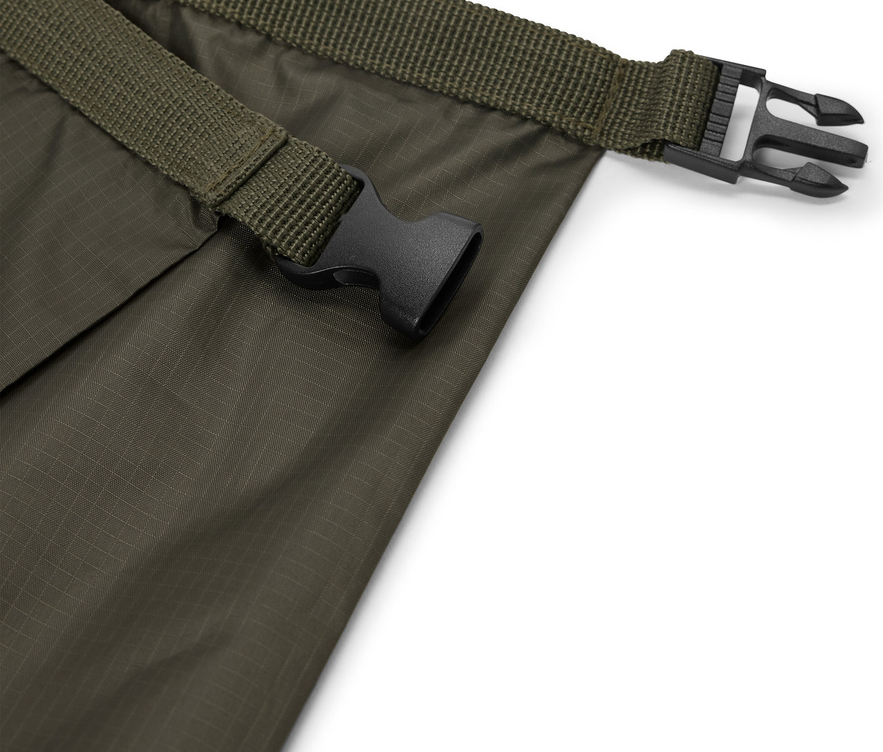 Detailaufnahme eines olivgrünen wasserdichten Packsacks mit schwarzem Schnallenverschluss.