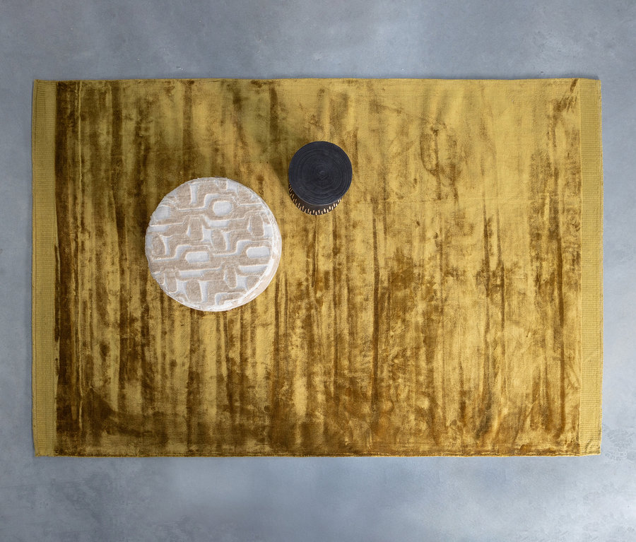 Draufsicht auf Woood Teppich »Tammo«, honiggelb, 200 x 300 cm mit zwei runden Tischen auf grauem Boden.