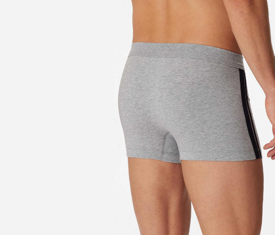 Detailansicht einer graumelierten SCHIESSER Shorts mit schwarzem Seitenstreifen.