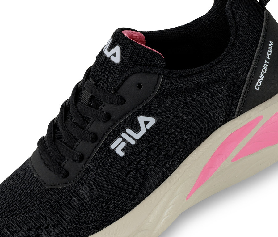 Nahaufnahme eines schwarzen FILA Specctris Damen-Sneakers.