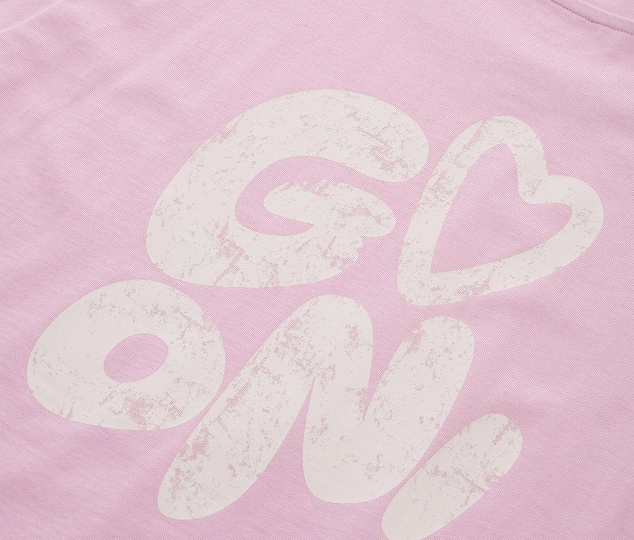 Detailansicht eines rosafarbenen T-Shirts mit dem Aufdruck "Go On!"