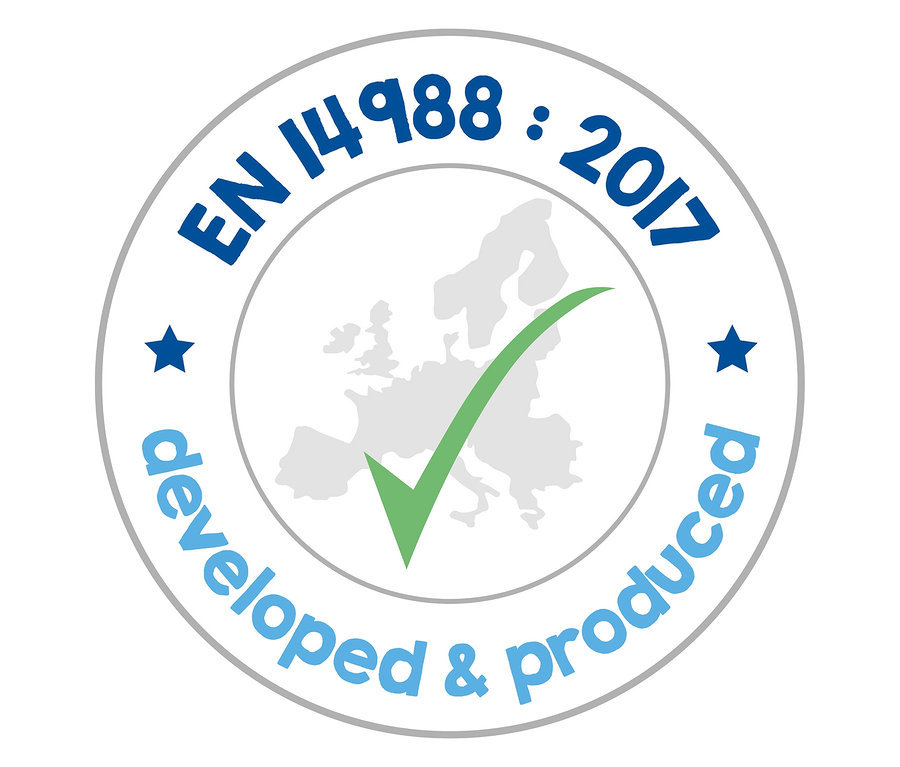Ein rundes Siegel mit der Aufschrift EN 14988:2017, zwei blauen Sternen, einem grünen Häkchen und einer Karte von Europa.