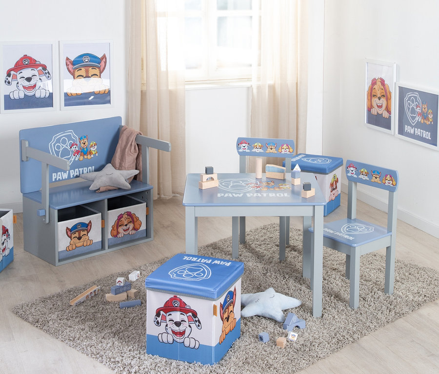 Kinderzimmer mit Paw Patrol Möbeln: Tisch, Stühle, Bank und Spielzeugkisten.