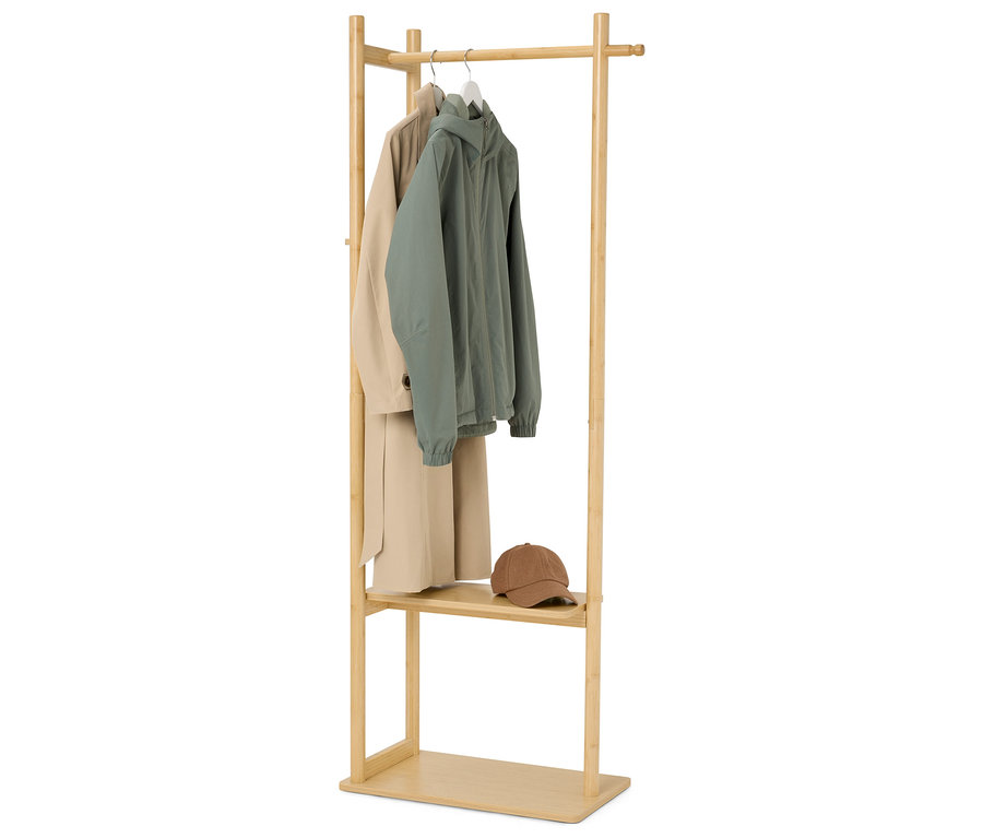 Kleiderständer aus Holz mit beiger Jacke, grünem Anorak und brauner Kappe.