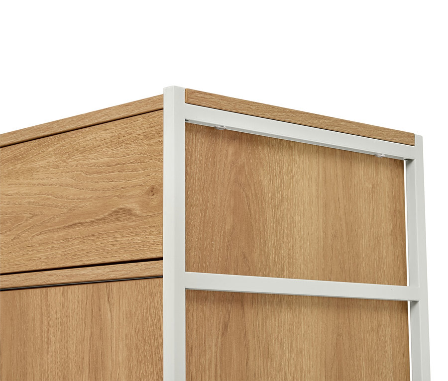 Nahaufnahme eines Regals mit hellem Holzfurnier und einem weißen Metallrahmen.