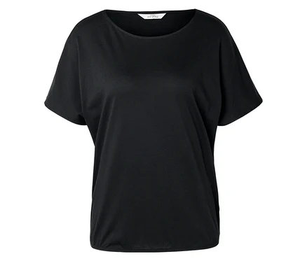Ein schwarzes, kurzärmeliges T-Shirt liegt auf einem weißen Hintergrund.