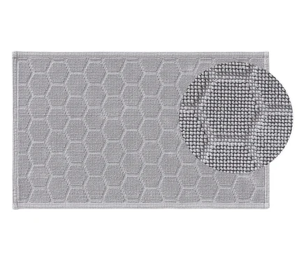 Graue Badematte mit geometrischem Muster und Detailansicht der Textur.