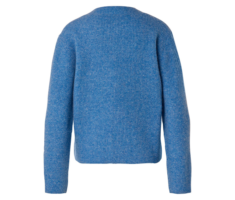Rückansicht eines hellblauen, gestrickten Pullovers mit langen Ärmeln vor einem weißen Hintergrund.