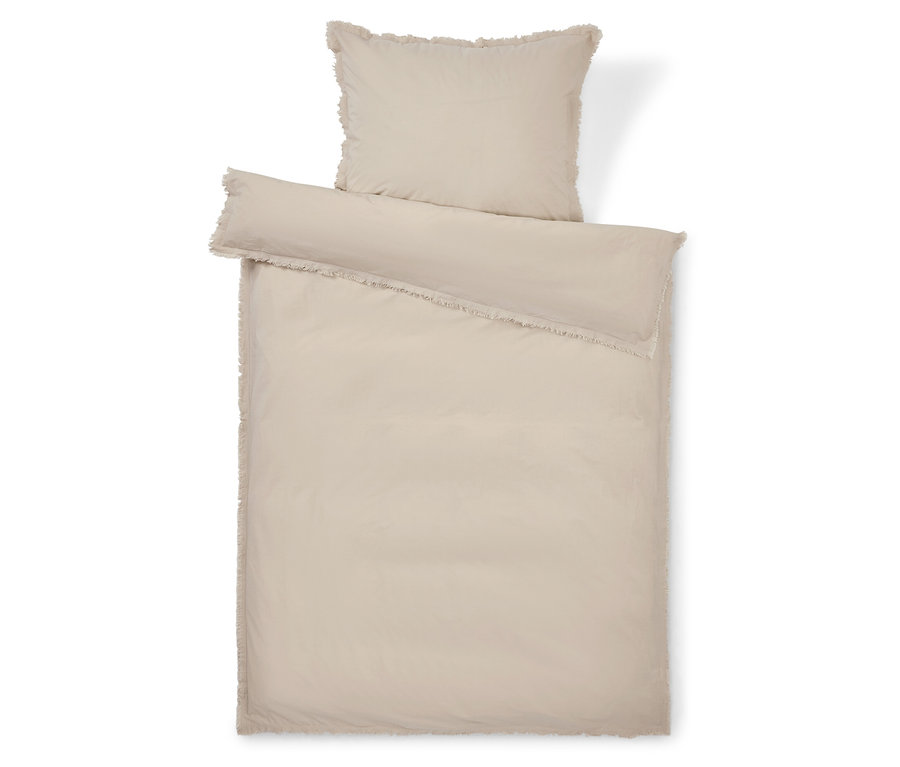 Beige Bettwäsche mit Kissenbezug liegt auf einem weißen Hintergrund.
