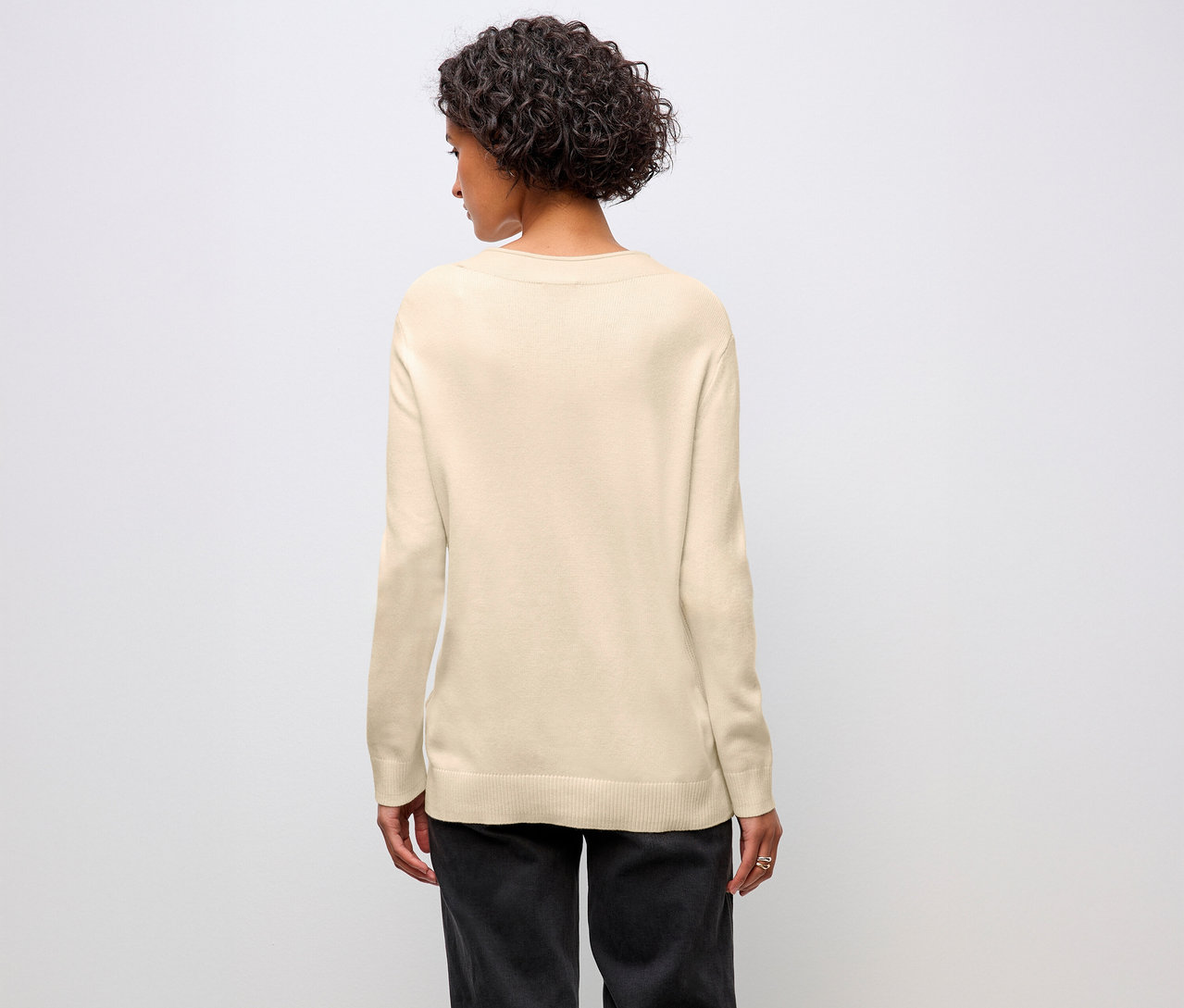 Rückansicht einer Frau mit einem beigen Street One Strickpullover mit Rollkante.