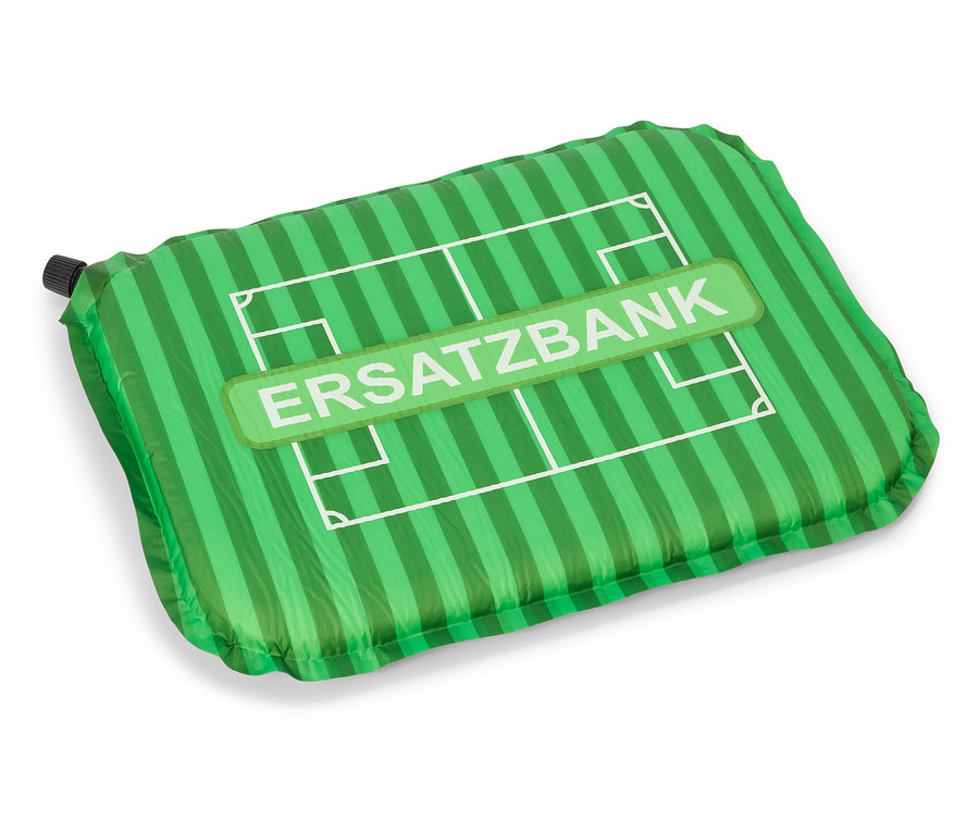 Grüne, aufblasbare Sitzunterlage mit Fußballfeldlinien und der Aufschrift "Ersatzbank".