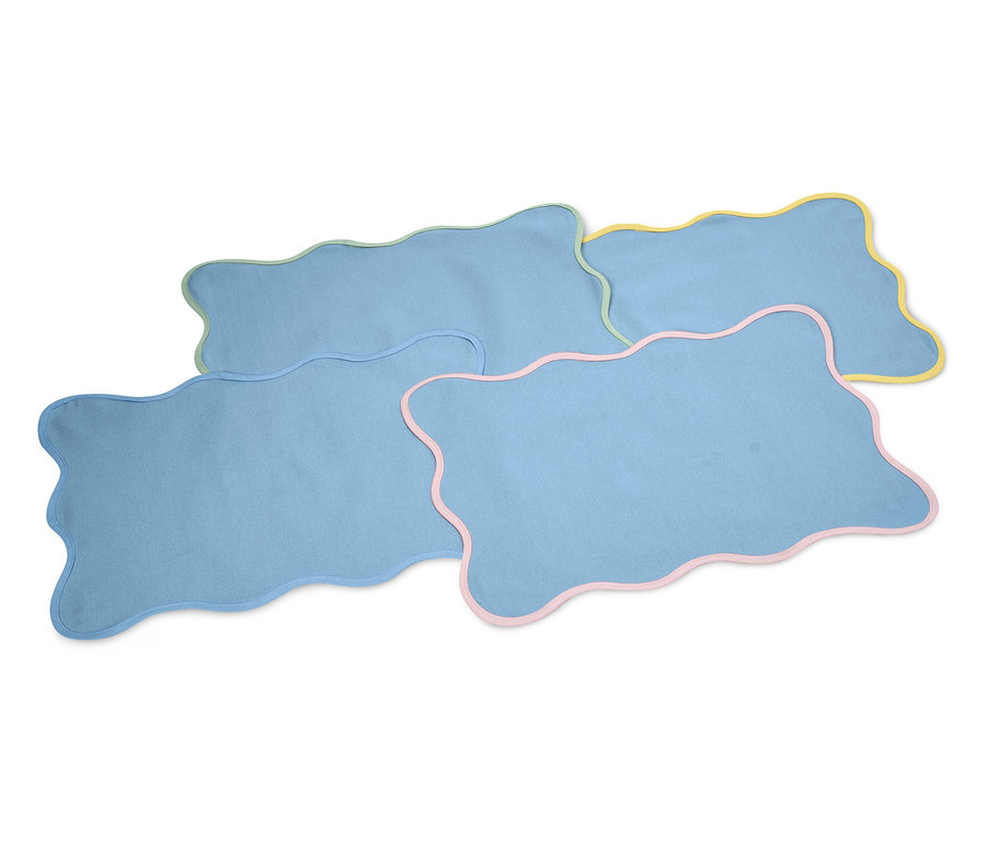 Vier hellblaue Waschlappen mit gewelltem Rand in den Farben Blau, Grün, Gelb und Rosa liegen übereinander.