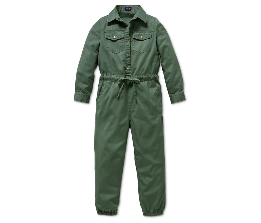 Ein grüner Overall mit langen Ärmeln und Knöpfen.