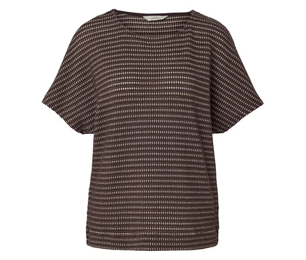 Braunes, kurzärmeliges Shirt mit beigem Muster vor einem weißen Hintergrund.