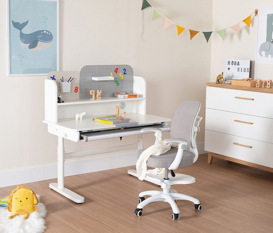 Kinderzimmer mit höhenverstellbarem roba Schreibtisch mit Schublade und Aufsatz, komplett geneigt, sowie Schreibtischstuhl und Kommode.