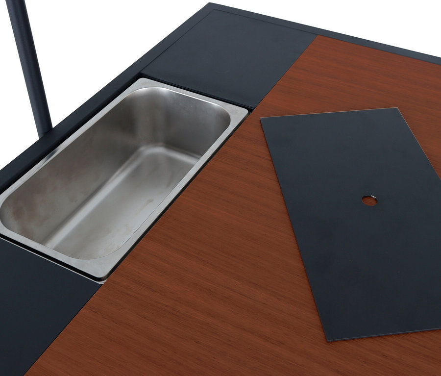 Detailansicht des Leco Bartischs mit eingelassenem Behälter und Abdeckung.