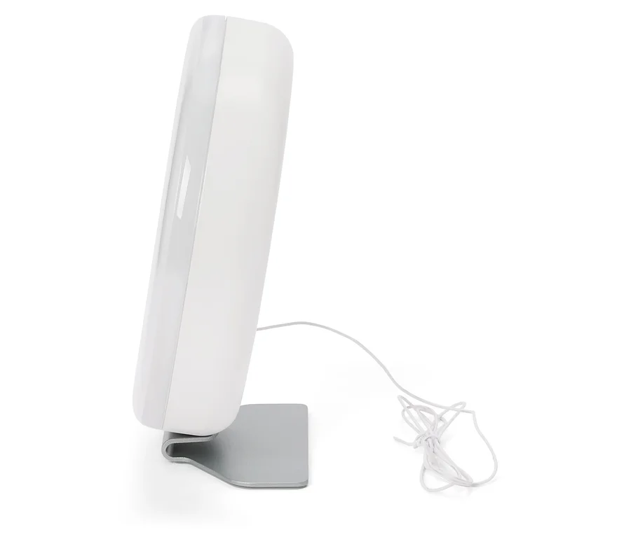 Weißes Lichttherapiegerät steht auf einem silbernen Ständer, das Kabel liegt daneben.