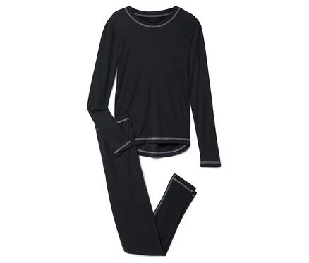 Schwarzes langärmeliges Pyjama-Set mit kontrastierenden hellgrauen Nähten an Ausschnitt, Ärmelbündchen und Säumen.