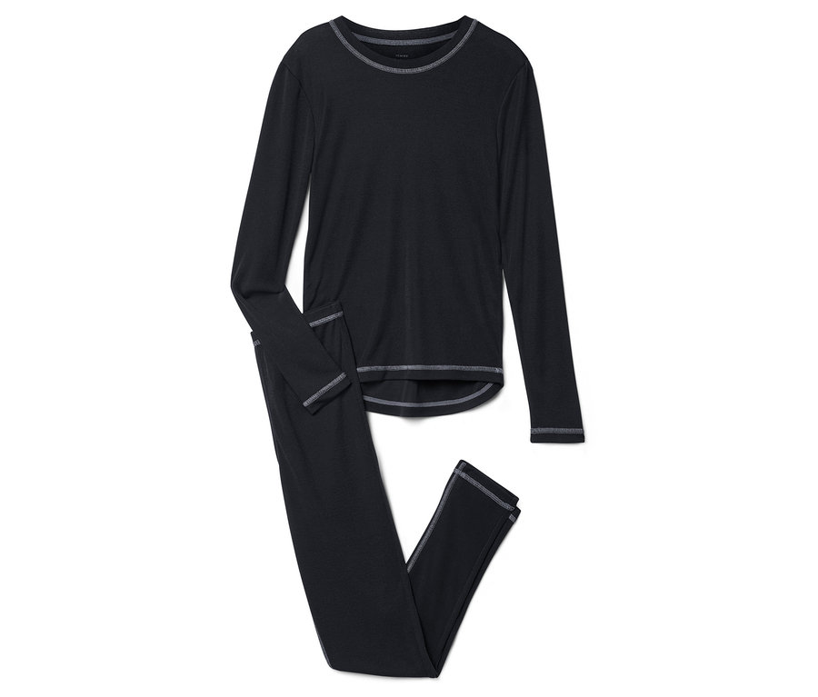 Schwarzes langärmeliges Pyjama-Set mit kontrastierenden hellgrauen Nähten an Ausschnitt, Ärmelbündchen und Säumen.