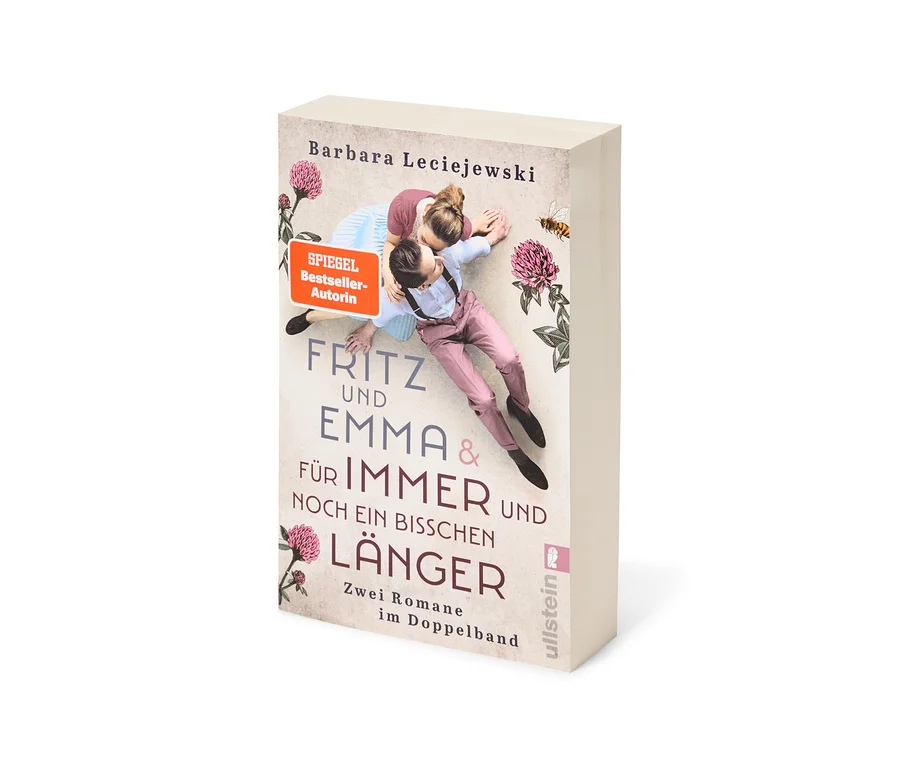 Buchcover von Barbara Leciejewskis „Fritz und Emma & Für immer und noch ein bisschen länger“ mit einem Jungen und einem Mädchen, die auf dem Boden liegen, umgeben von Klee und einer Biene. Ein rotes Siegel kennzeichnet sie als SPIEGEL Bestseller-Autorin. Unten steht „Zwei Romane im Doppelband“ und „ullstein“.