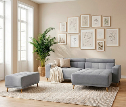 Modernes Wohnzimmer mit einer grauen Eckcouch und einem passenden Hocker auf einem hellen Teppich. An der Wand hängen elf gerahmte Bilder mit minimalistischen Illustrationen, daneben steht eine große Palme.