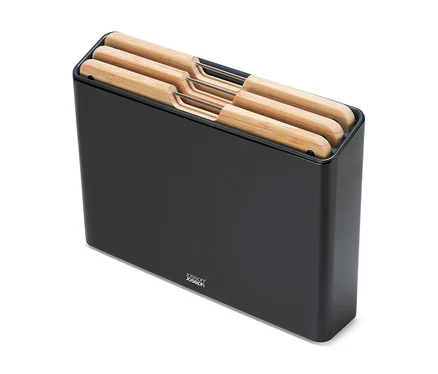 Vier Joseph Joseph Folio™ Steel Bamboo Schneidebretter in einem schwarzen Ständer.