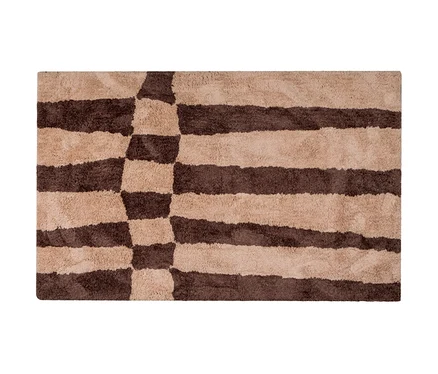 Rechteckiger Teppich mit abwechselnden horizontalen Streifen in Hellbeige und Dunkelbraun. Links sind die Streifen durch ein Schachbrettmuster unterbrochen.
