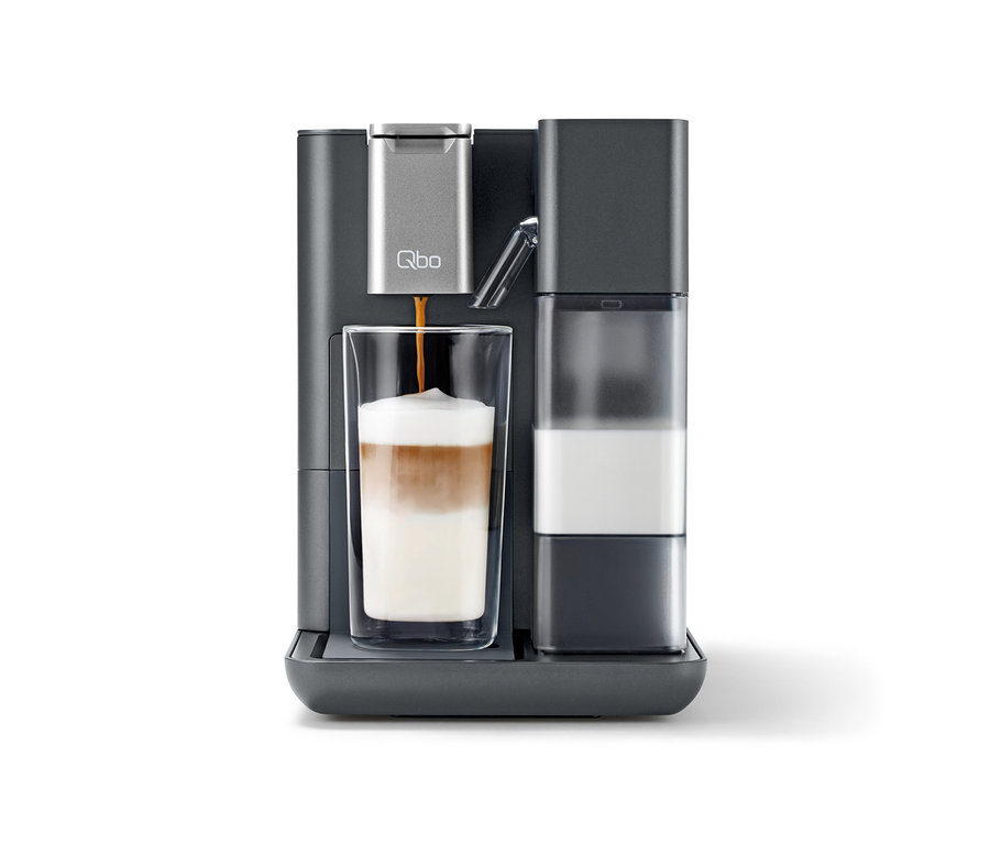 Graue Qbo MILK MASTER befüllt ein Glas mit Kaffee.