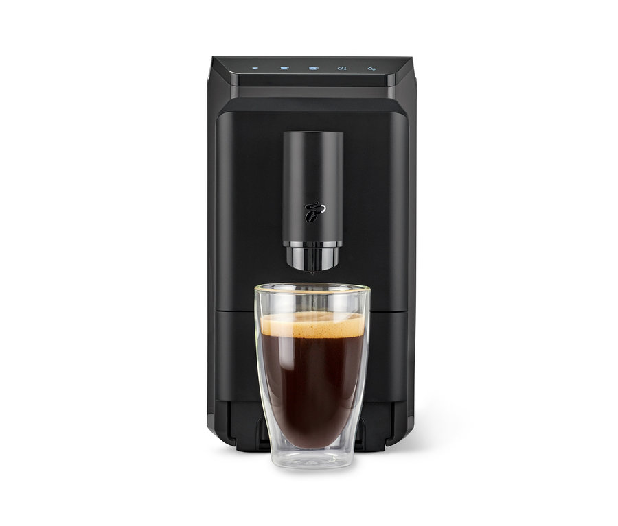 Schwarze »Esperto mini« Kaffeemaschine mit einer Tasse Kaffee.