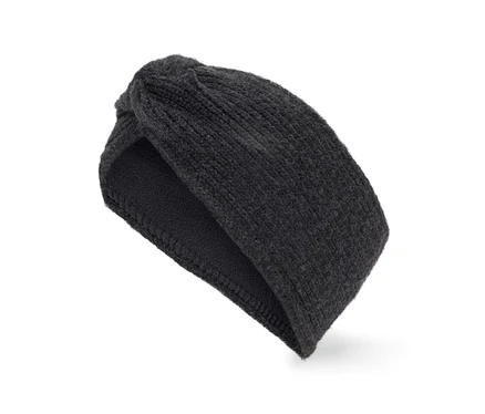 Ein schwarzes, gestricktes Stirnband mit Knoten auf weißem Hintergrund.