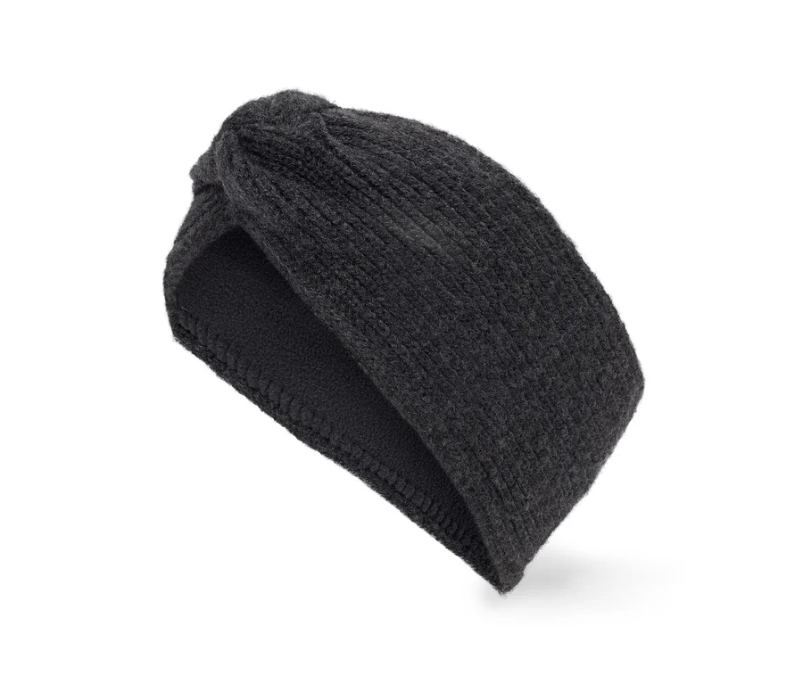 Ein schwarzes, gestricktes Stirnband mit Knoten auf weißem Hintergrund.