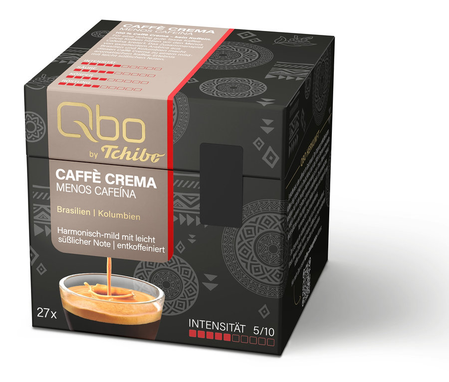 Schwarze, würfelförmige Qbo by Tchibo Kaffeekapselbox. Auf der Vorderseite steht der Produktname 'CAFFÈ CREMA MENOS CAFEÍNA', die Herkunft 'Brasilien | Kolumbien' und die Beschreibung 'Harmonisch-mild mit leicht süßlicher Note | entkoffeiniert'. Zudem sind '27x' und die 'INTENSITÄT 5/10' angegeben. Ein Bild zeigt Kaffee in einer Tasse.