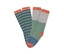 Zwei Paar Socken. Ein Paar ist grün-blau gestreift mit orangefarbenen Bündchen und Zehen. Das andere ist farblich blockiert in Grau, Grün und Blau, mit orangefarbenen Bündchen, Fersen und Zehen.