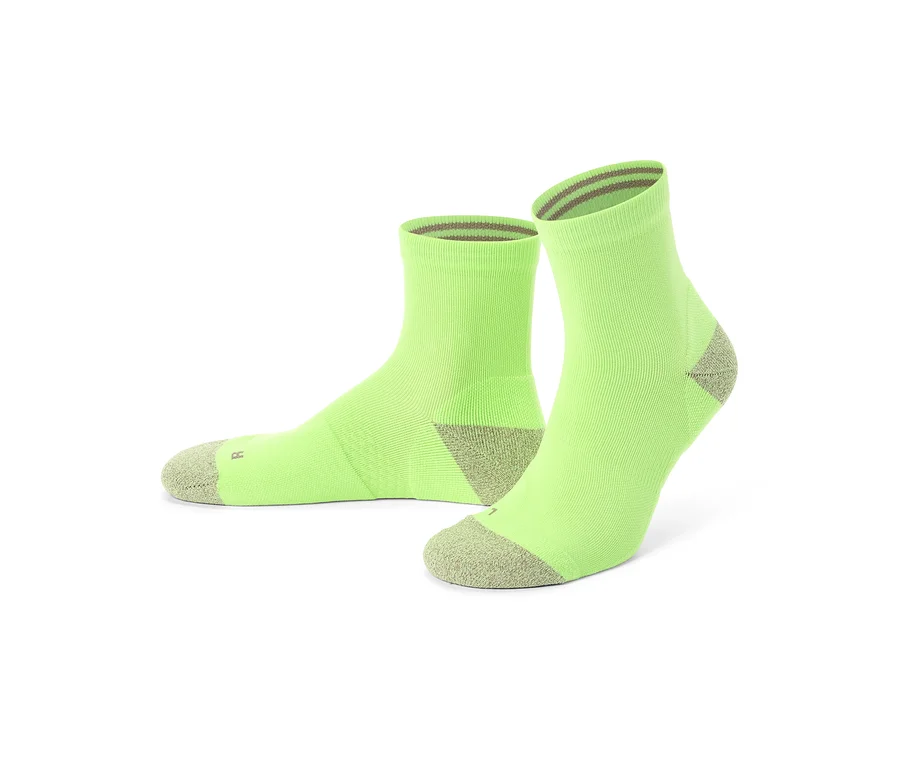 Zwei hellgrüne Socken mit grauen Zehen und Bündchen stehen auf einem weißen Hintergrund.