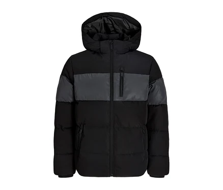 Jack&Jones Reflective Puffer: Schwarze Steppjacke mit grauem Querstreifen auf der Brust, grauen Schulterpartien, Kapuze und Reißverschlusstaschen.