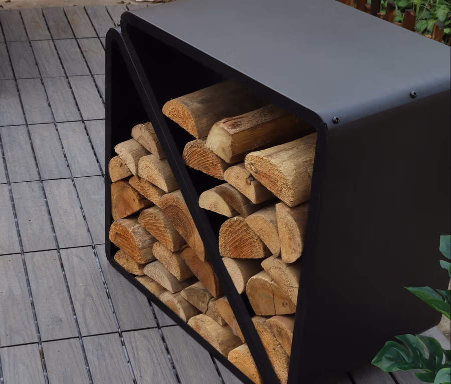 Ein ca. 57 cm großes Kaminholzregal aus Metall, gefüllt mit Holzscheiten, steht auf einer grauen Terrasse.