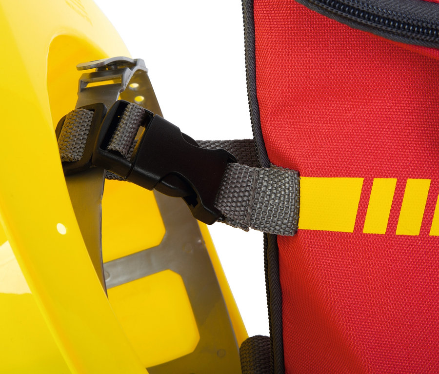 Detailansicht eines small foot Feuerwehrrucksacks mit gelben Gurten und schwarzer Schnalle.