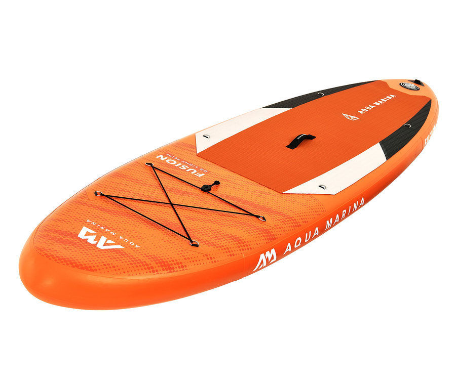 Orangefarbenes aufblasbares SUP-Board »Fusion« von Aqua Marina auf weißem Hintergrund.