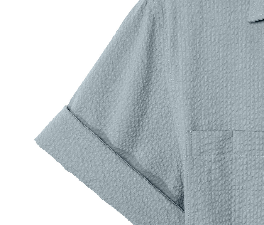 Detailansicht eines NAH/STUDIO Seersucker-Kleids aus Baumwolle in Stormy Grey.