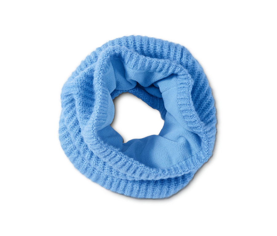 Blauer Strick-Schlauchschal auf weißem Hintergrund.