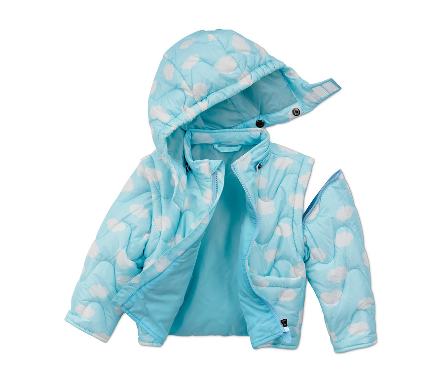 Offene, hellblau-weiße Steppjacke aus recyceltem Material mit Kapuze und weißem Wolkenmuster.