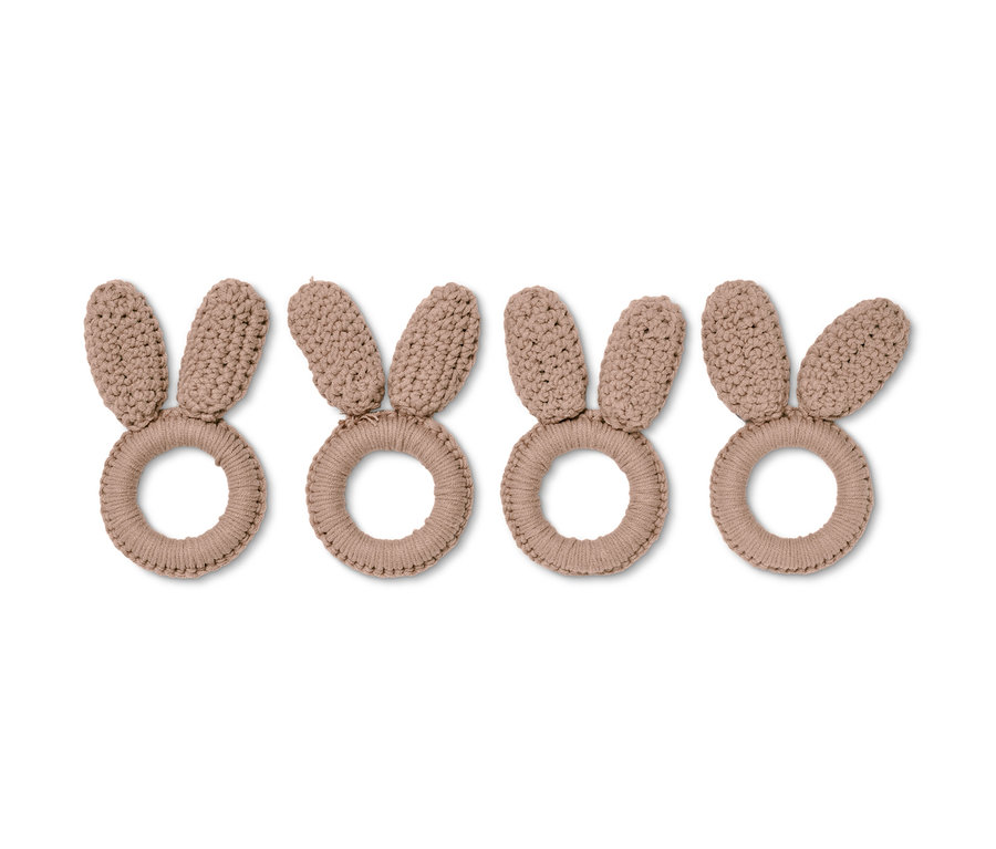 Vier braune gehäkelte Serviettenringe im Hasen-Design.