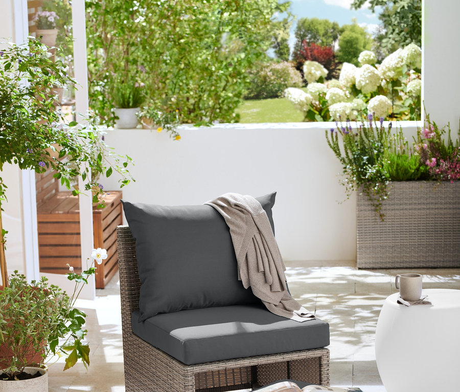 Auf einer Terrasse stehen ein Lounge-Sessel »Thore« mit Ausziehfunktion und ein Solar-Beistelltisch mit Farbwechsel. Im Hintergrund befinden sich eine Balkonsichtschutzbank mit Stauraum und ein Blumenkasten »Thore«.