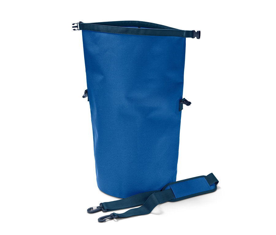 Ein blauer, wasserdichter 25-l-Packsack mit Gurt liegt auf einem weißen Hintergrund.