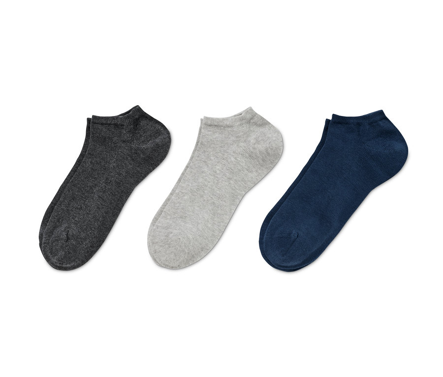 Drei Paar graue Sneakersocken.
