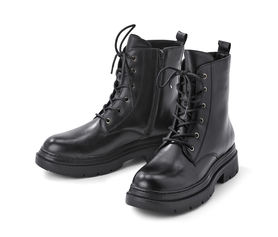 Zwei schwarze Leder-Boots mit Schnürung.
