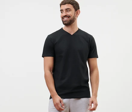 Mann trägt ein schwarzes T-Shirt mit V-Ausschnitt und graue Shorts.