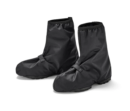 Zwei schwarze Regen-Überschuhe liegen nebeneinander auf einem weißen Hintergrund.