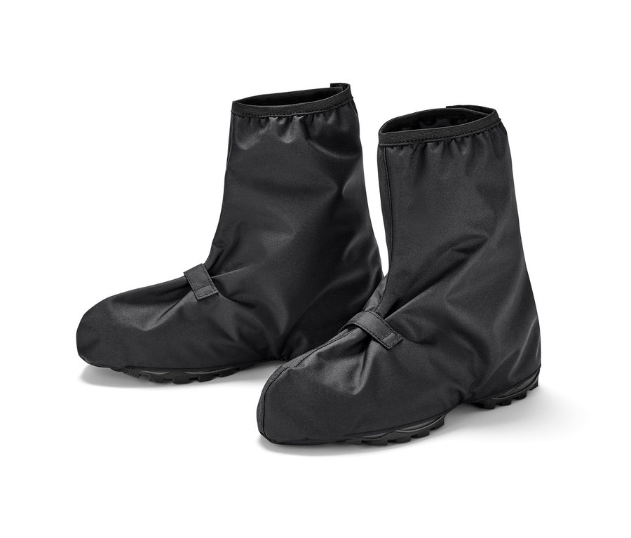 Zwei schwarze Regen-Überschuhe liegen nebeneinander auf einem weißen Hintergrund.